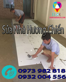 Thợ sửa nền gạch bị phồng lên tại Quận 12