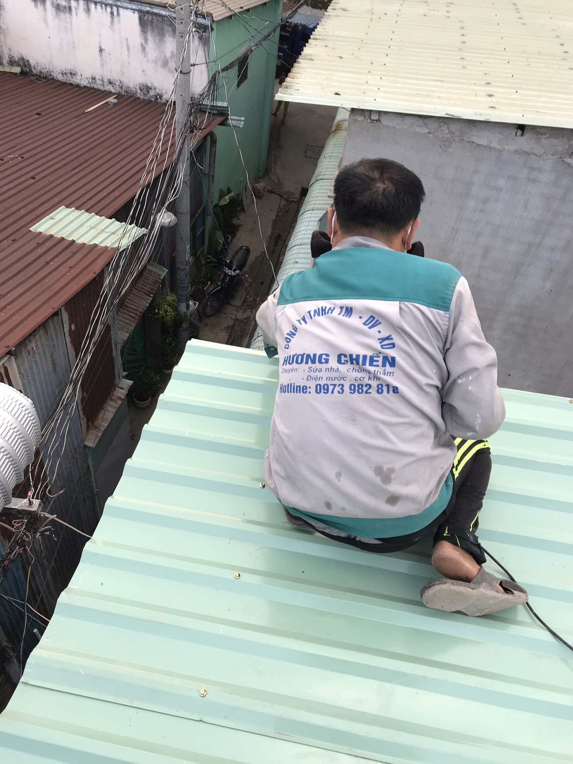 Dịch vụ sửa mái tôn bị dột tại Quận 10