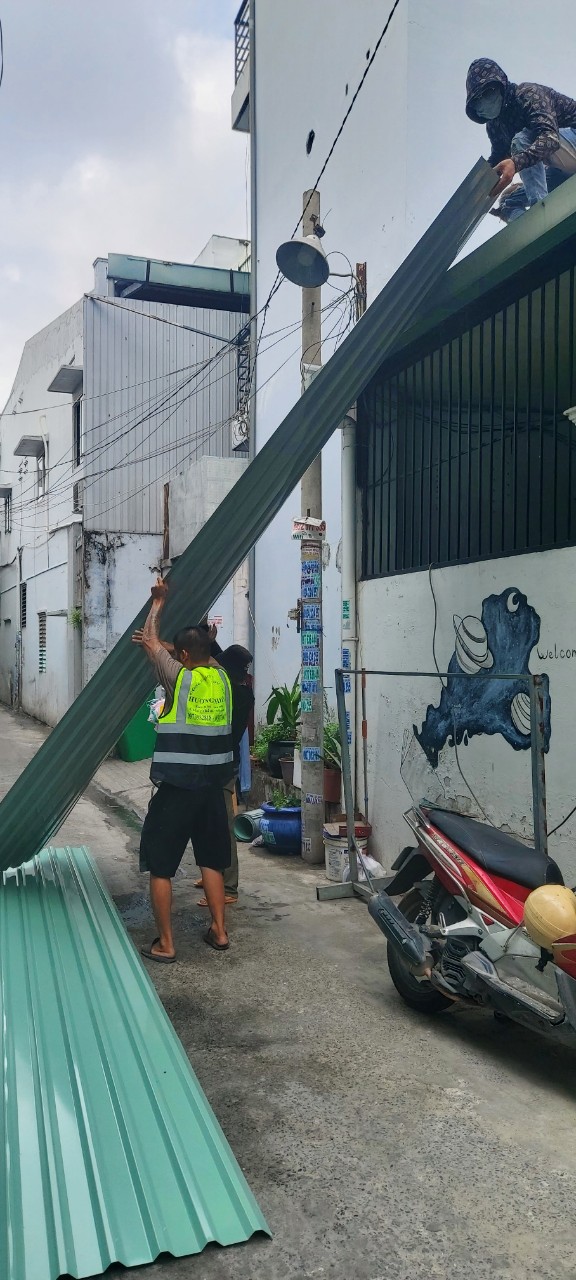 Chuyên sửa mái tôn bị dột Quận 11